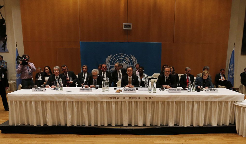 Senior Syrian opposition member Haitham al-Maleh (R) sits alone during the second session of the Geneva-2 peace conference in Montreux January 22, 2014. Syria's government and opposition, meeting for the first time, angrily spelled out their mutual hostil