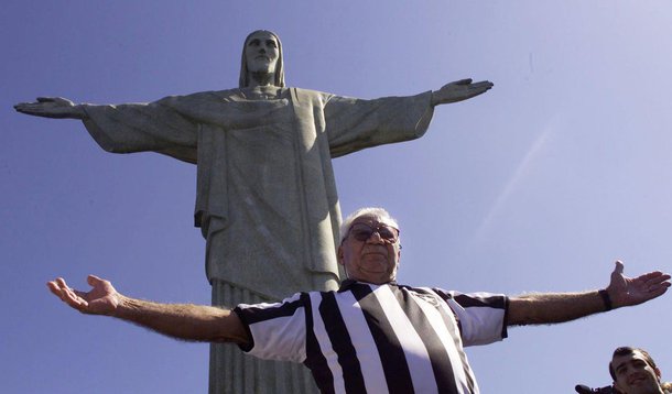 ***FOTO ARQUIVO/NILTON SANTOS*** Comemoracao do Centenario do Botafogo no Cristo Redentor. Nilton Santos comemora o aniversario do time na frente do Cristo. Rio de Janeiro RJ 11.08.2004 Foto: Alexandre Campbell/Folhapress