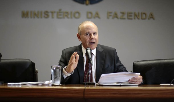 Brazil's Finance Minister Guido Mantega speaks during a news conference about the fiscal results of 2013 in Brasilia January 3, 2014. REUTERS/Ueslei Marcelino (BRAZIL - Tags: POLITICS BUSINESS)