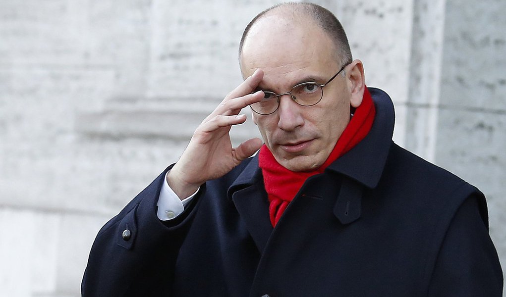 Italy's Prime Minister Enrico Letta gestures as he leaves his house in downtown Rome February 14, 2014. Italian centre-left leader Matteo Renzi forced party rival Letta to resign as prime minister on Thursday after criticizing his government's failure to 