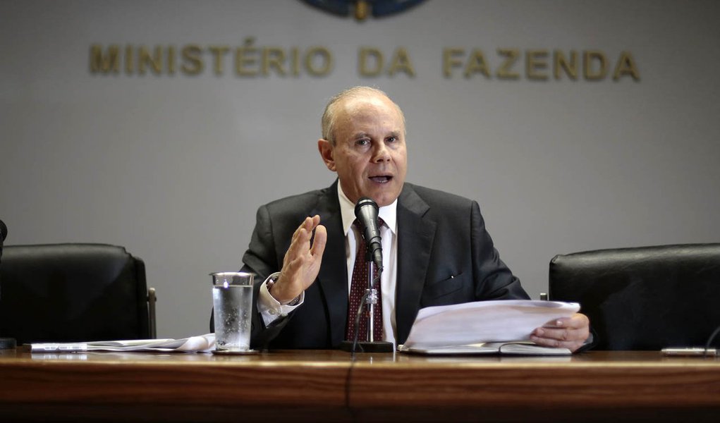 Brazil's Finance Minister Guido Mantega speaks during a news conference about the fiscal results of 2013 in Brasilia January 3, 2014. REUTERS/Ueslei Marcelino (BRAZIL - Tags: POLITICS BUSINESS)