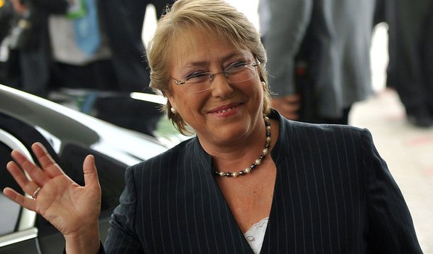 Chilean President Michelle Bachelet waves to media representatives as she arrives at Changi Airport in Singapore on November 13, 2009, ahead of the Asia-Pacific Economic Cooperation (APEC) meeting.  Asia-Pacific ministers representing 2.6 billion people p