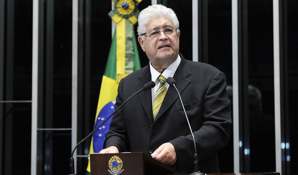 Senador Roberto Requião (PMDB-PR) saúda o Movimento dos Trabalhadores Rurais Sem Terra (MST) pela realização de seu congresso em Brasília