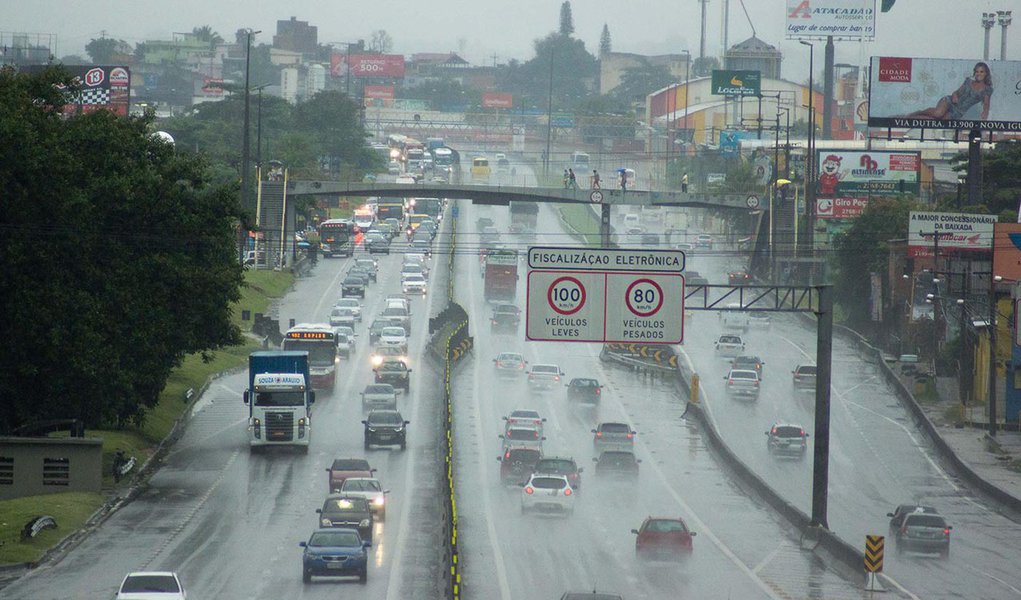 Nova Iguaçu/RJ - 17/11/2013: ESTRADAS/RJ - Motoristas que passarem pela Rodovia Presidente Dutra na volta pra casa neste feriadão, precisarão ter paciência e atenção com a chuva. (Foto: Wallace Damião/APP/Folhapress)