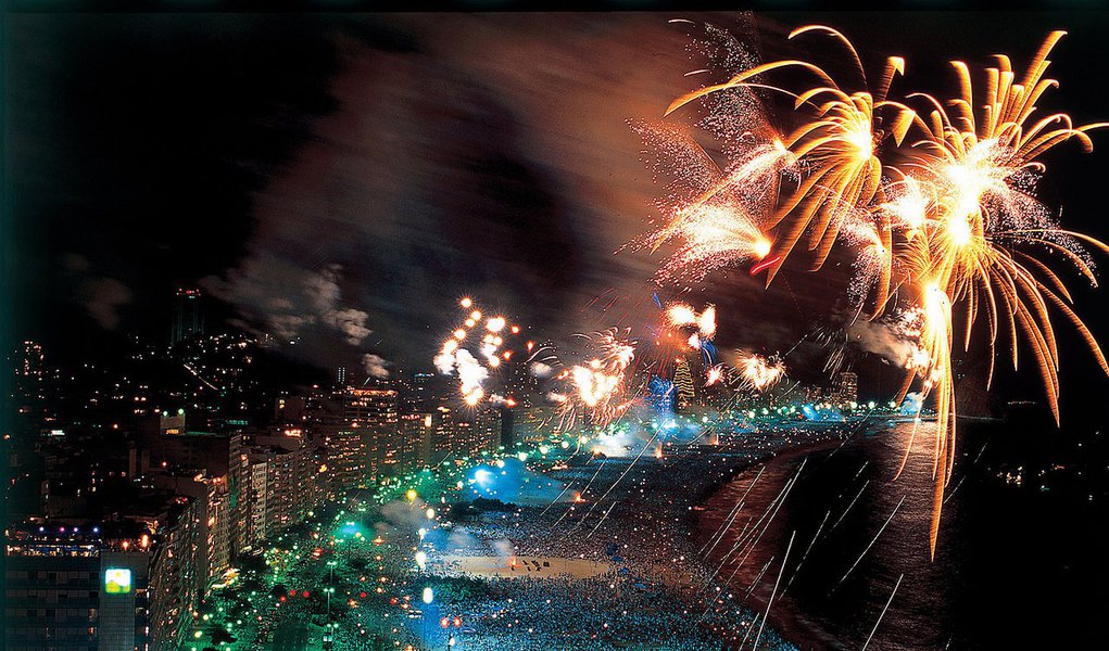 Praia de Copacabana em noite de réveillon.