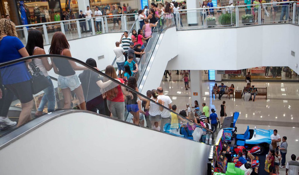 SÃO PAULO, SP, 11.01.2014: ROLEZINHO NO SHOPPING ITAQUERA - Rolezinho organizado por jovens pelo Facebook marcado para a tarde no shopping Itaquera. Houve confusão. (Foto: Bruno Poletti/Folhapress)