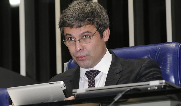 Senador Lindbergh Farias (PT-RJ) conduz sessÃ£o do Congresso, no PlenÃ¡rio do Senado, em homenagem ao ex-reitor da Universidade Federal do Rio de Janeiro (UFRJ), AloÃ­sio Teixeira, por sua trajetÃ³ria de vida e pela luta para o aperfeiÃ§oamento da educaÃ§