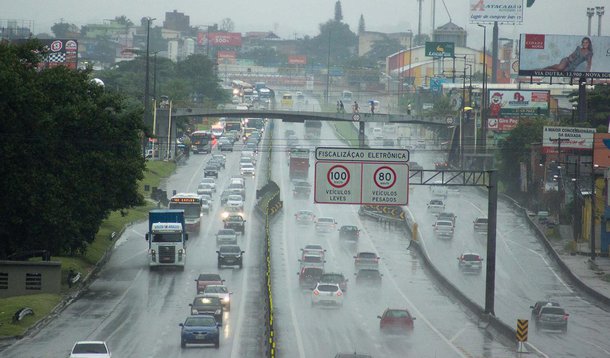 Nova Iguaçu/RJ - 17/11/2013: ESTRADAS/RJ - Motoristas que passarem pela Rodovia Presidente Dutra na volta pra casa neste feriadão, precisarão ter paciência e atenção com a chuva. (Foto: Wallace Damião/APP/Folhapress)