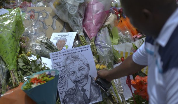 Johannesburgo- Sul Africanos prestam  ultimas homenagens na porta da  casa de  Nelson Mandela, depoistando flores, tirando fotografias , colando cartazes, com mensagens de carinho ao lider sul africano, que sera enterrado no proximo domingo em sua cidade 