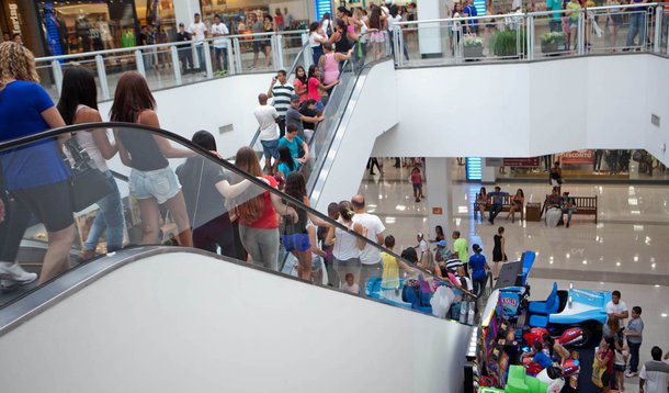 SÃO PAULO, SP, 11.01.2014: ROLEZINHO NO SHOPPING ITAQUERA - Rolezinho organizado por jovens pelo Facebook marcado para a tarde no shopping Itaquera. Houve confusão. (Foto: Bruno Poletti/Folhapress)