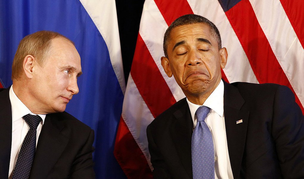 File photo of U.S. President Barack Obama (R) meeting with Russia's President Vladimir Putin in Los Cabos, Mexico, June 18, 2012. Obama cancelled a meeting with Putin planned for next month in Moscow over frustration with Russia's asylum for fugitive inte