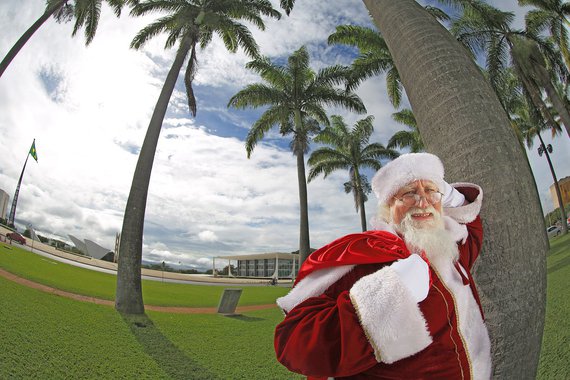 Brasília- DF, 23/12/2013- PAPAI NOEL VISITA PONTOS TURISTICOS NA CAPITAL FEDERAL. OLÍDIO SANTOS PEREIRA FILHO 56 ANOS, HÁ 21 ANOS QUE TRABALHA COMO PAPAI NOEL..