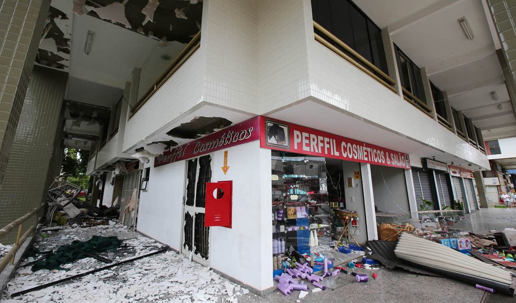 BRASÍLIA, DF, 15.12.2013: EXPLOSÃO EM RESTAURANTE/DF - Um vazamento de gás causou uma explosão na 409 Norte. Três pessoas que passavam em frente ficaram feridas. O restaurante e lojas ficaram destruído, apartamentos que ficam em cima do bloco comercial e 