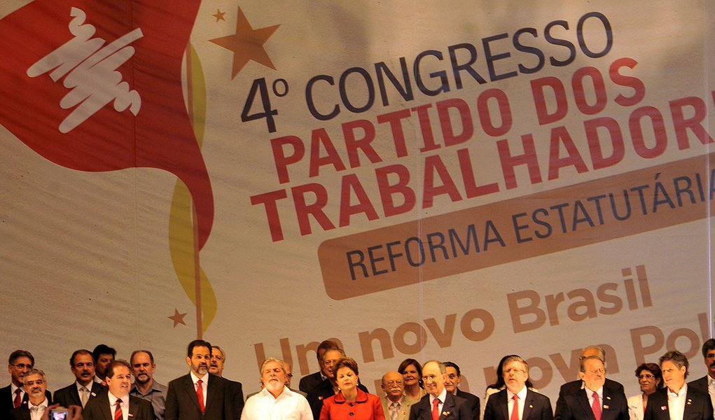  presidenta Dilma Roussef e ex-presidente Lula participam do  4º Congresso Nacional do PT começa hoje (2) e vai até domingo (4), no Centro de Convenções Brasil 21, em Brasília.O evento deve reunir 1.350 delegados que vão discutir e aprovar as alterações n