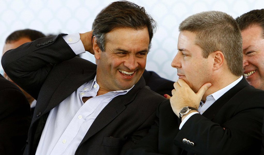 Brasil. Minas Gerais. Alfenas. 17/06/2010. Na foto o ex governador Aecio Neves e o governador Antonio Anastasia chegam ao aeroporto de Alfenas onde o governador inaugurou a 100 ete(estacao de tratamento de Esgoto) de MInas Gerais.
Foto Emmanuel Pinheiro/