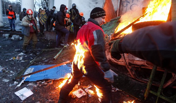 A pro-European integration protester catches fire during clashes with police in Kiev January 20, 2014. Ukrainian President Viktor Yanukovich named a top aide to organize peace talks with the opposition after violent clashes between police and protesters i