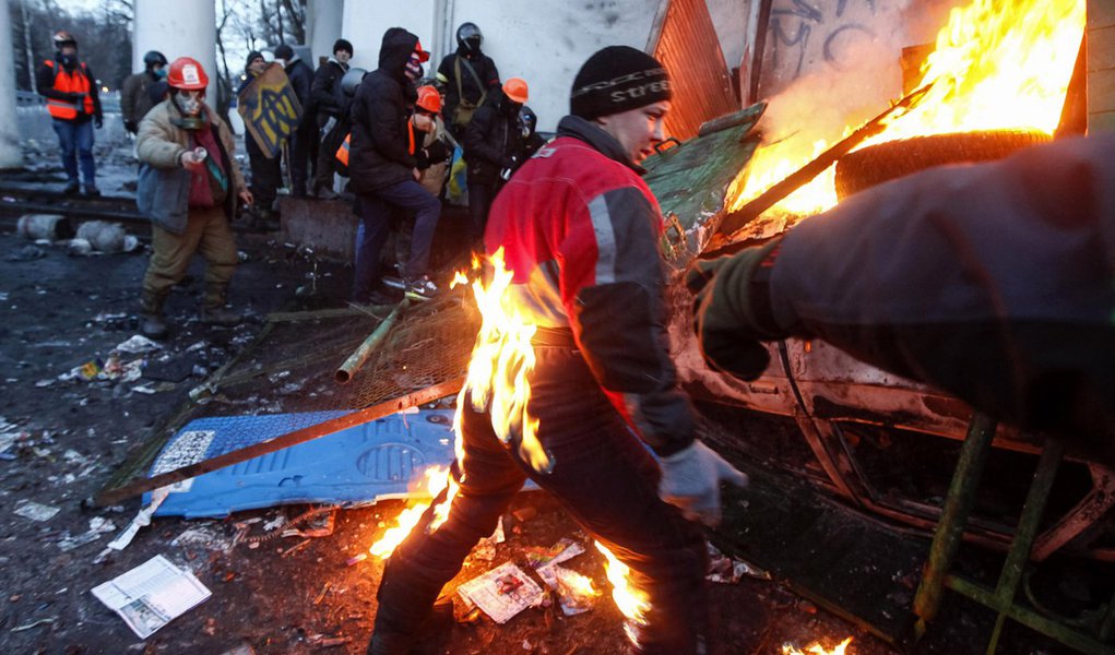 A pro-European integration protester catches fire during clashes with police in Kiev January 20, 2014. Ukrainian President Viktor Yanukovich named a top aide to organize peace talks with the opposition after violent clashes between police and protesters i