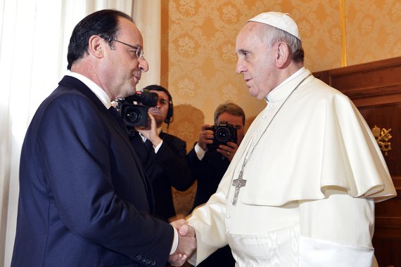 Pope Francis (R) talks with French President Francois Hollande during a private audience at the Vatican, January 24, 2014.  REUTERS/Gabriel Bouys/Pool (VATICAN - Tags: POLITICS RELIGION)