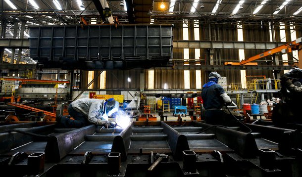 HORTOLANDIA, SP, BRASIL, 26-10-2012, 13h45: Operarios trabalham em setor de solda de base de vagão de trem de carga,  em galpão da empresa AmstedMaxion, uma das empresas do setor ferroviário de Hortolândia, fabricante de trens de transporte de cargas. A r