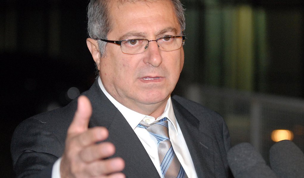 Brasília - O ministro do Planejamento, Paulo Bernardo, fala à imprensa sobre a liberação de verba para ajudar o estado do Rio de Janeiro