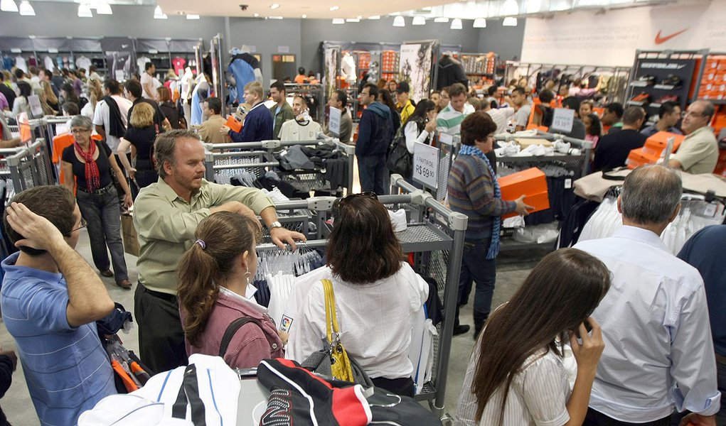 Brasil, São Paulo, SP. 27/06/2009. Movimento em loja do Shopping Premium durante inauguração, na rodovia dos Bandeirantes, em Louveira, São Paulo. - Crédito:J. F. DIORIO/AGÊNCIA ESTADO/AE/Código imagem:50534