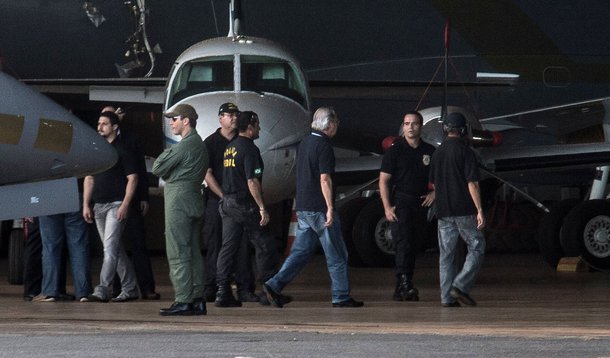 Brasília - O avião da Polícia Federal que trouxe nove condenados na Ação Penal 470 que se apresentaram em São Paulo e em Belo Horizonte pousou hoje (16) no Aeroporto de Brasília, às 17h45. Eles deverão ser levados à Superintendência da Polícia Federal (PF