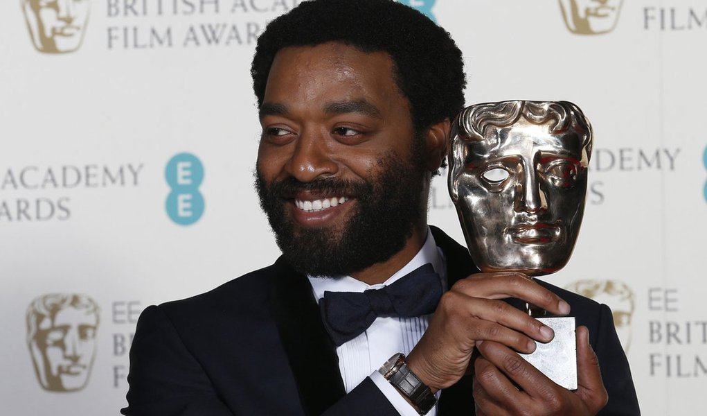 Actor Chiwetel Ejiofor celebrates after winning Best Actor for "12 Years a Slave" at the British Academy of Film and Arts (BAFTA) awards ceremony at the Royal Opera House in London February 16, 2014.        REUTERS/Suzanne Plunkett (BRITAIN - Tags: ENTERT