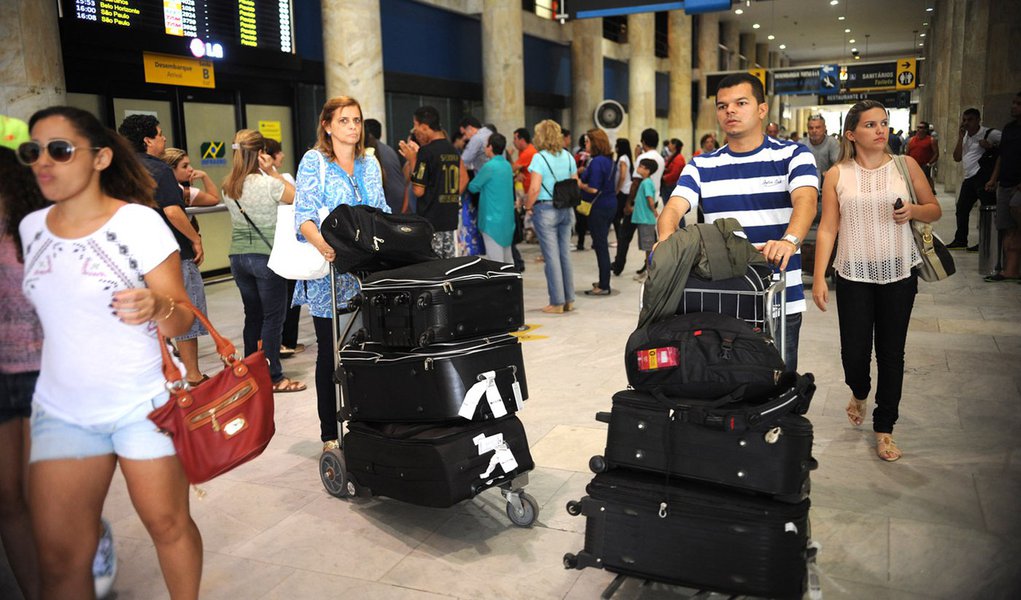 Rio de Janeiro - Passageiros em viagens de final de ano circulam pelo Aeroporto Santos Dumont, que opera sem transtornos neste domingo (22), a três dias do natal. 