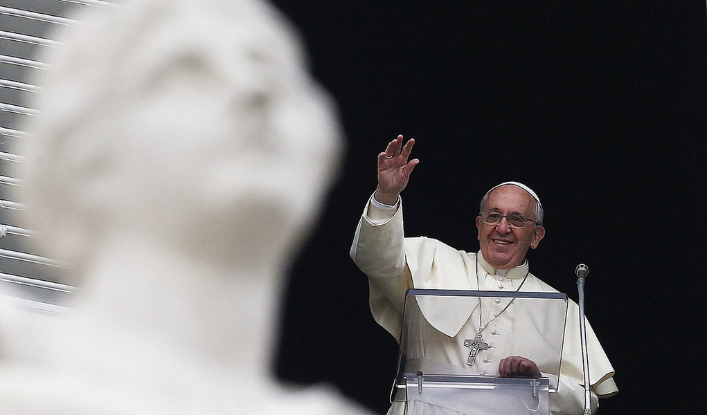 Pope Francisn waves as he leads the Angelus prayer from the window of the Apostolic palace at the Vatican December 22, 2013. 
REUTERS/Alessandro Bianchi (VATICAN - Tags: RELIGION)