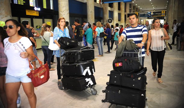 Rio de Janeiro - Passageiros em viagens de final de ano circulam pelo Aeroporto Santos Dumont, que opera sem transtornos neste domingo (22), a três dias do natal. 