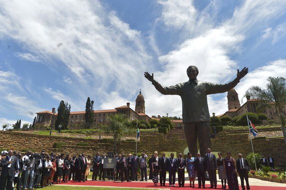 Pretoria - Com a presen�a do presidente Sul Africano Jacob Zuma, e inaugurado no jardim do palcio presidencial, Union Buildings, uma estatua do ex-presidente Nelson Mandela