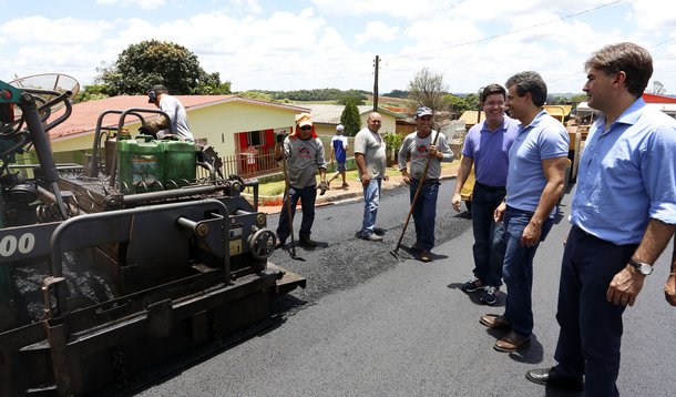 IGUATU - O governador Beto Richa anuncia investimentos em diversas areas, no município de Iguatu. Visitou obra do PAM, recape asfáltico da av. Samália. Participaram do evento, prefeito de Iguatu, Flávio Aparecido Brandão,  sub-chefe da Casa Civil, Guto Si