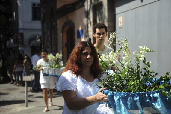 Rio de Janeiro - Centenas de fi�is umbandistas participam da carreata 9� Barco de Iemanj�, em prociss�o de pouco mais de 10 quil�metros, do bairro do Est�cio at� o Posto 3 da praia de Copacabana.