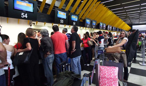 SÃO PAULO,SP,07.12.2013:AEROPORTO CONGONHAS/ATRASOS VOOS/RECLAMAÇÕES - Movimentação intensa de passageiros devido a atrasos e cancelamento de voos no Aeroporto de Congonhas em São Paulo (SP), neste sábado (07). O mau tempo e as chuvas que atingiram na últ