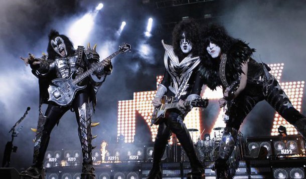 Banda de rock Kiss durante apresentação no Jockey Club de Assunção, no Paraguai. Nirvana, Kiss e outros quatro nomes foram anunciados nesta terça-feira como os novos integrantes do Hall da Fama do Rock and Roll. 12/11/2012. REUTERS/Jorge Adorno