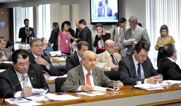 Comissão analisa projeto que unifica regras para processos administrativos abertos quando o contribuinte contesta cobrança de imposto por órgãos tributários. Bancada (E/D): senadores Eduardo Braga (PMDB-AM), José Pimentel (PT-CE) e Sérgio Souza (PMDB-PR)