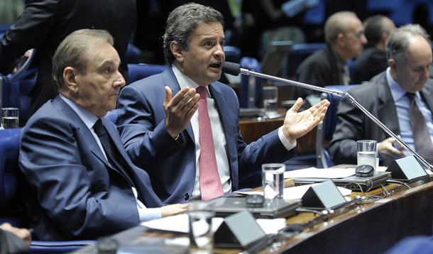 Em aparte, senador Aécio Neves (PSDB-MG) diz que, após 10 anos de governo petista, população brasileira não se sente satisfeita com serviços públicos. À esquerda, senador José Agripino (DEM-RN)