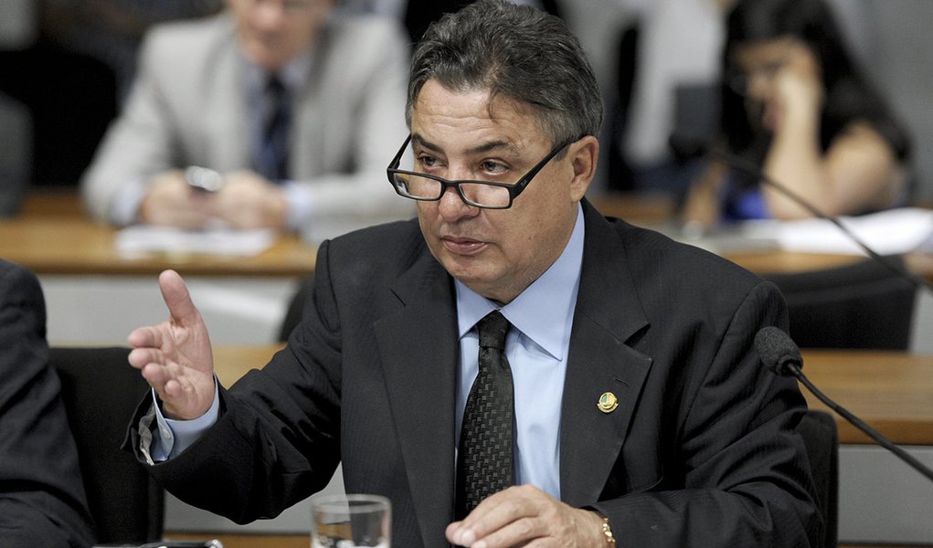 Senador Zeze Perrella (PDT-MG) preside Comissão de Ciência, Tecnologia, Inovação, Comunicação e Informática (CCT) destinada a analisar projeto determinando que as companhias telefônicas identifiquem a prestadora de destino das chamadas realizadas pelo usu