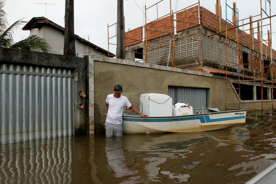 SERRA, ES, 26.12.2013: ENCHENTE/CHUVA/ES -   Vista da enchente no bairro de S�o Patr�cio, na regi�o do Jacara�pe, no munic�pio de Serra   - Vista da cratera que se abriu na rodovia ES-010, na sexta-feira (20),que liga Vit�ria a Nova Almeida, na altura do 