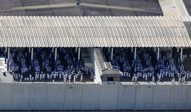 BRASILIA, DF, 20.11.2013: COMPLEXO DA PAPUDA/DF - Reeducandos no complexo penitenciário da Papuda, onde estão presos os condenados do mensalão. (Foto: Sérgio Lima/Folhapress)
