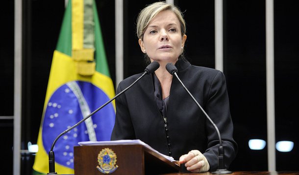 Senadora Gleisi Hoffmann (PT-PR) comenta decisão do governo de fechar este ano em R$ 99 bilhões o superávit primário e diz que tal meta mostra responsabilidade