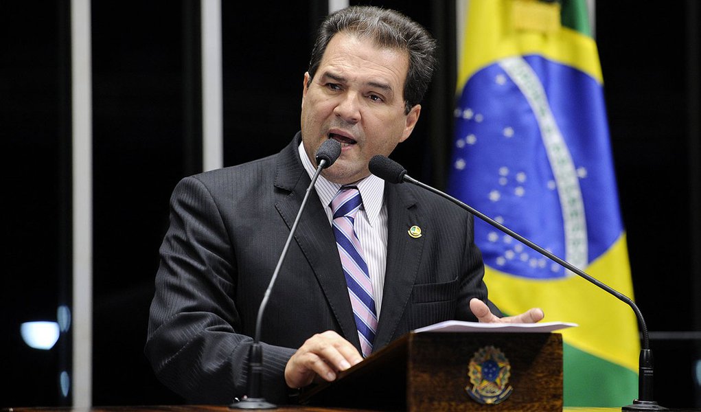 Senador Eduardo Lopes (PRB-RJ) comemora promulgação da emenda que beneficia médicos militares