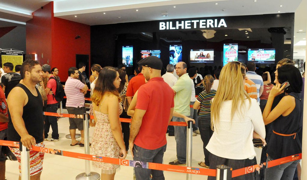 Rio Branco- Acre/ 04-01-2012, 12h VIA VERDE SHOPPING.Acreanos visitam habitualmente o shopping durante almoço e fazem compras durante passeio.Foto Victor Augusto/Folhapress/