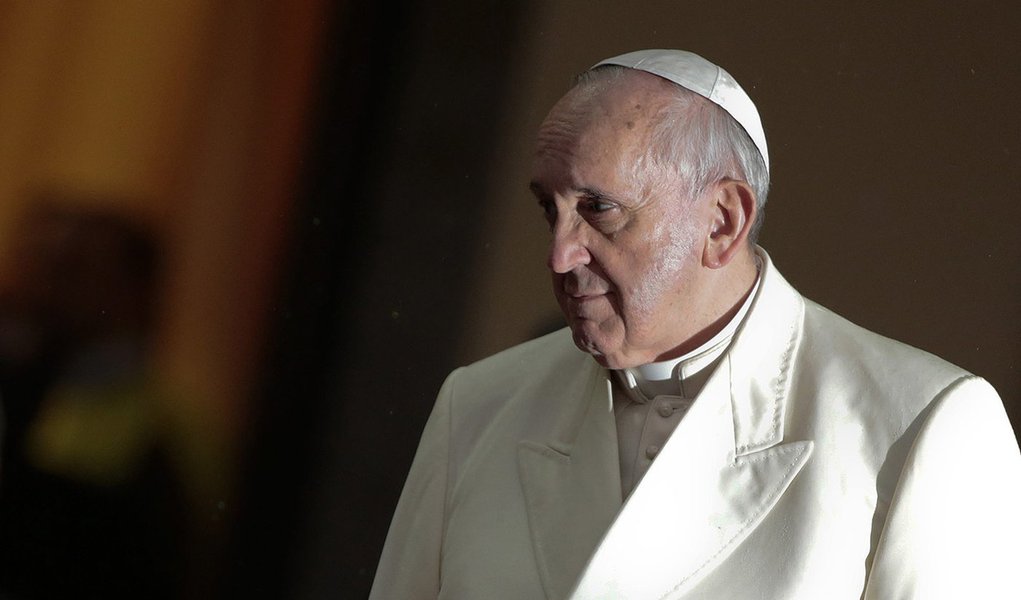Pope Francis arrives for a pastoral visit at the Sacro Cuore Basilica in downtown Rome January 19, 2014. REUTERS/Tony Gentile (ITALY - Tags: RELIGION)