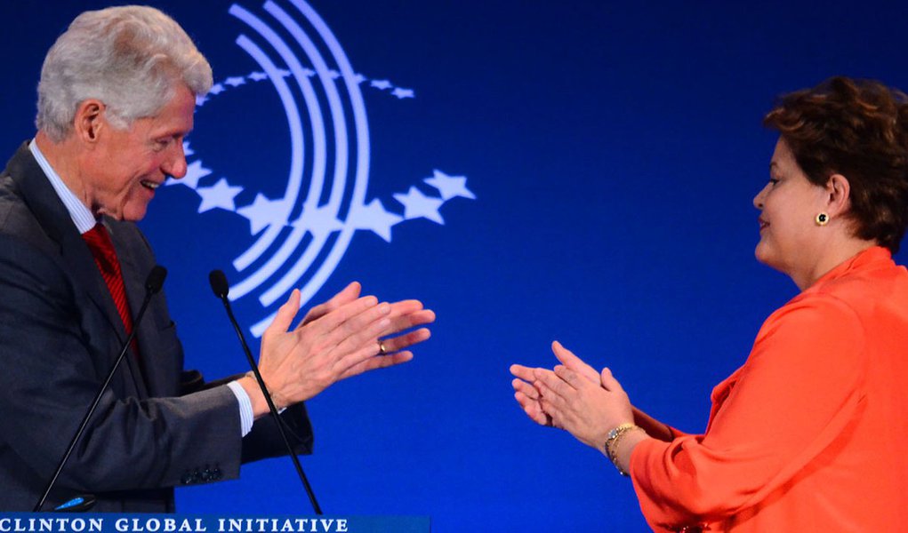 RIO DE JANEIRO, RJ - 09/12/2013: CLINTON GLOBAL INITIATIVE - O ex-presidente dos EUA Bill Clinton e a presidente Dilma Rousseff na abertura do Clinton Global Initiative que acontece nesta segunda-feira (09) no hotel Copacabana Palace. O tema do painel de 