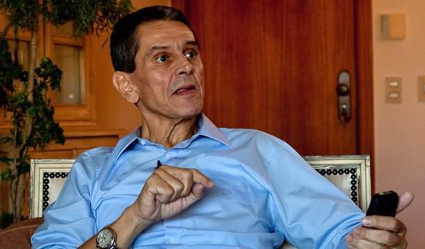 RIO DE JANEIRO, RJ, 13.08.2012: ROBERTO JEFFERSON/MENSALÃO - O presidente do PTB, Roberto Jefferson, assiste ao seu julgamento no caso do Mensalão em seu apartamento na Barra da Tijuca. Debilitado pelo câncer no pancreas ele avaliou como excelente a defes