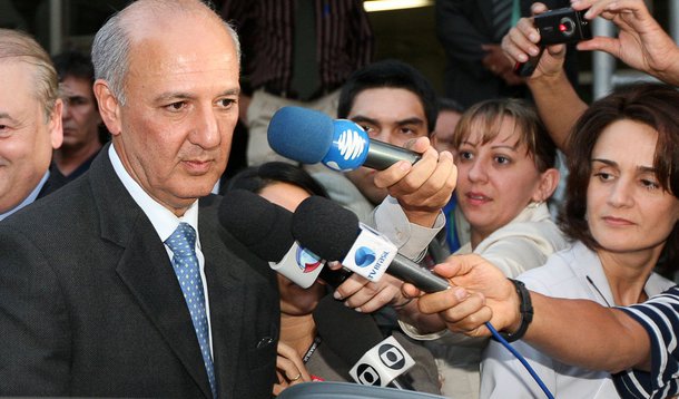 BRASÍLIA, DF, BRASIL 06-05-2010  17h50: Ex-governador Jose Roberto Arruda saindo do Forum da Justiça Federal, após depor sobre o escandalo de violação do painel de votação do Senado Federal em 2001. Politica. Foto: Alan Marques / Folha imagem.