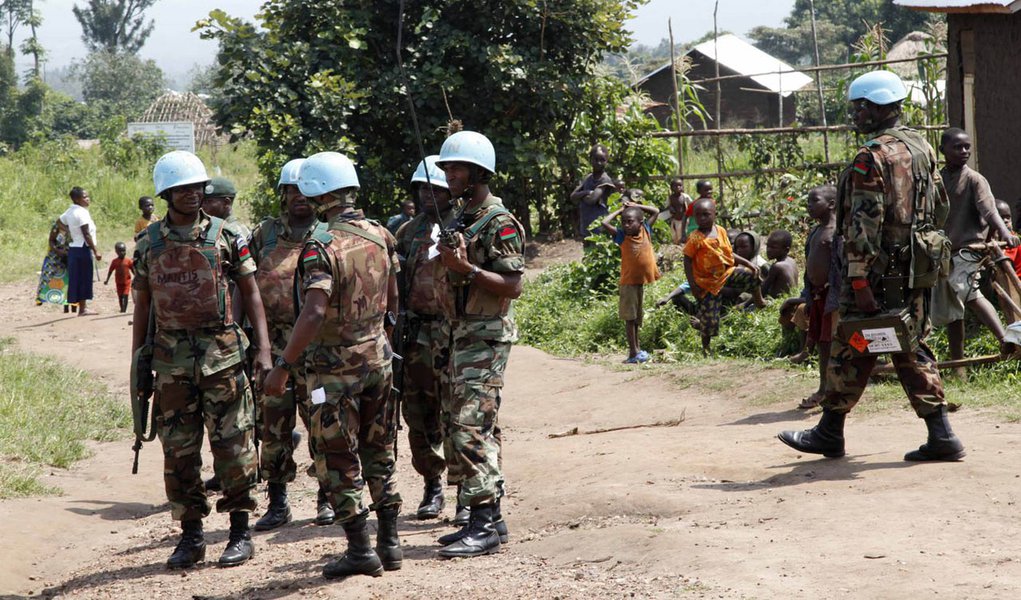 Soldiers from the United Nations intervention brigade exchange information next to a village during a patrol in Virunga National Park in the Democratic Republic of Congo, December 17, 2013. REUTERS/Kenny Katombe (DEMOCRATIC REPUBLIC OF CONGO - Tags: CIVIL