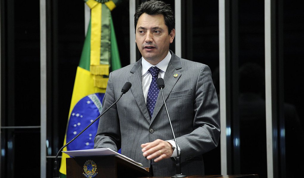 Senador Sérgio Souza (PMDB-PR) comunica que comissão especial de juristas entregou ao Senado o anteprojeto de reforma da Lei de Execução Penal (Lei 7210/1984)