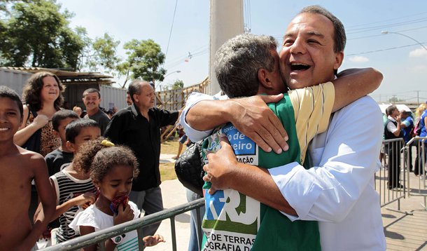 13-01-2014; Rio de Janeiro; O governador Sérgio Cabral na entrega de 1260 apartamentos do Conjunto Habitacional Haroldo de Andrade, em Barros Filho, construídos no âmbito do Programa Minha Casa Minha Vida; FOTO: SHANA REIS